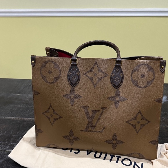 Louis Vuitton OnTheGo GM Brown and Gold Monogram Tote - Picture 4 of 14